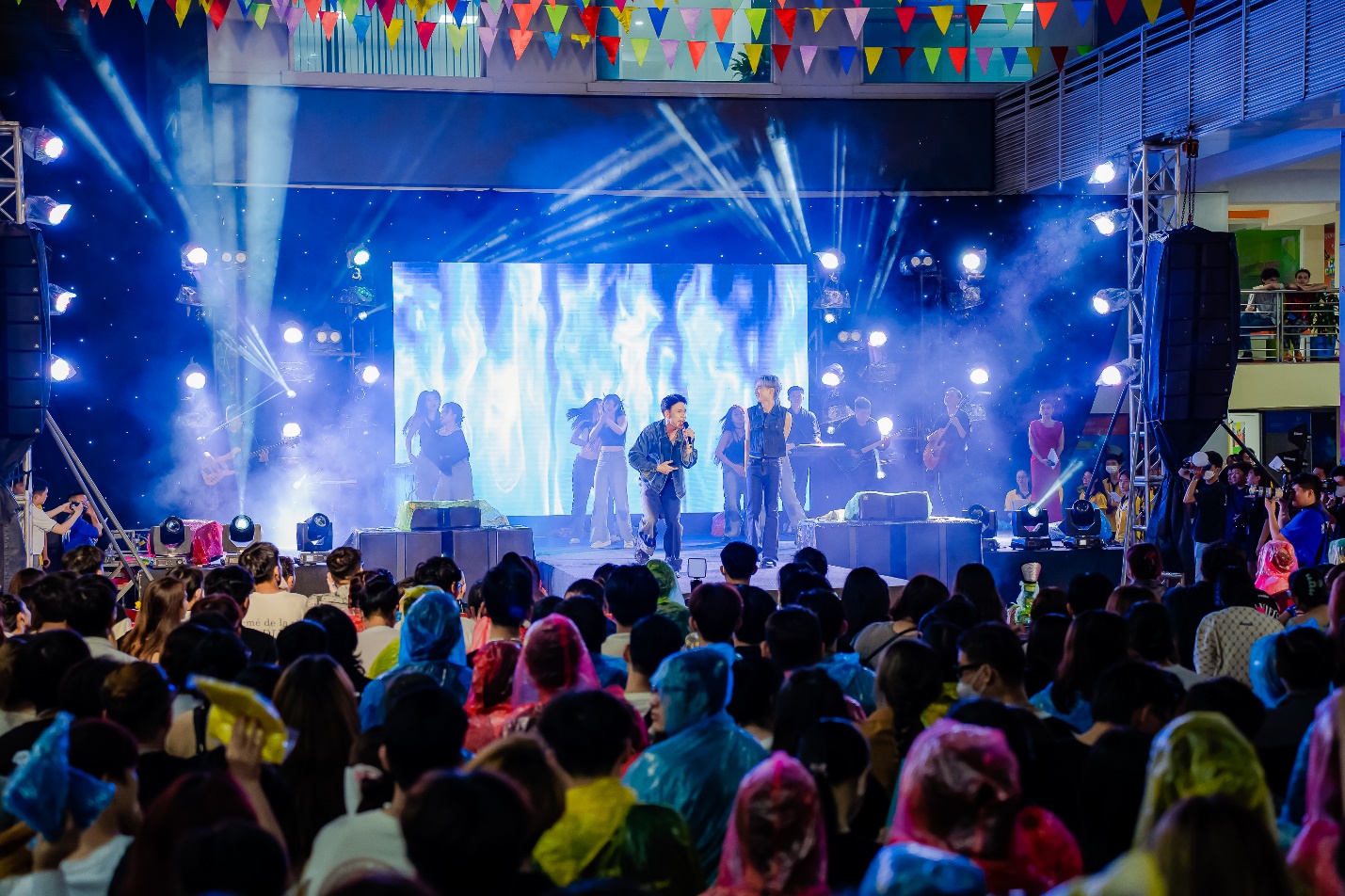 Đạt G, B Ray, Masew xuất hiện “cực ngầu”, khuấy động sân khấu đại nhạc hội Sóng 2023 tại HUTECH - Ảnh 3.