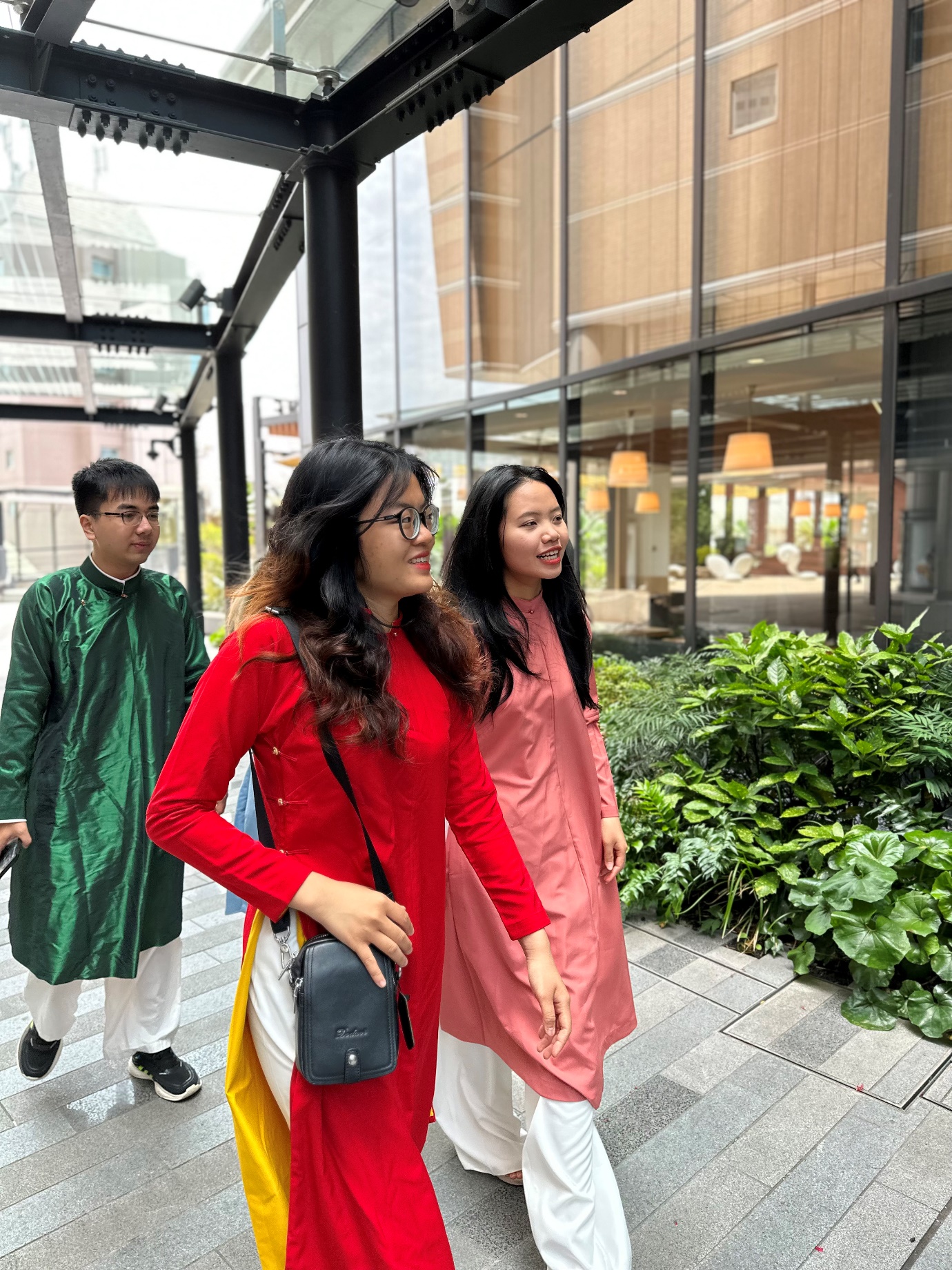 Học sinh - sinh viên FPT Edu mặc áo dài ngũ thân vi vu đất nước Mặt trời mọc quảng bá văn hóa Việt Nam - Ảnh 3.