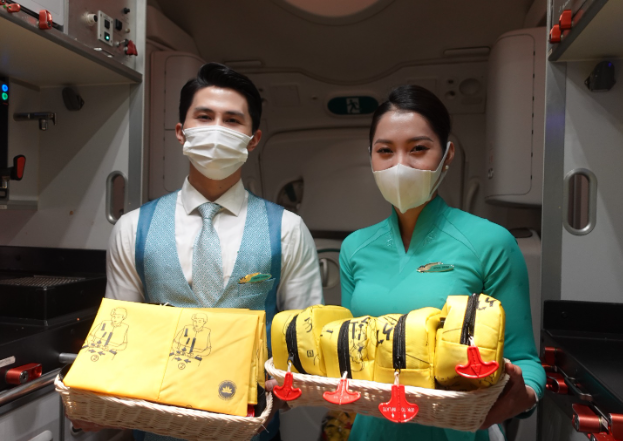 Vietnam Airlines hồi sinh áo phao cũ - Ảnh 3.