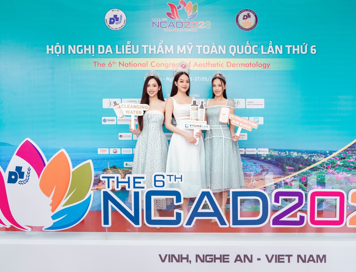Top 3 Hoa hậu Việt Nam 2022 rạng rỡ tại gian hàng trưng bày KyungLab - Ảnh 1.