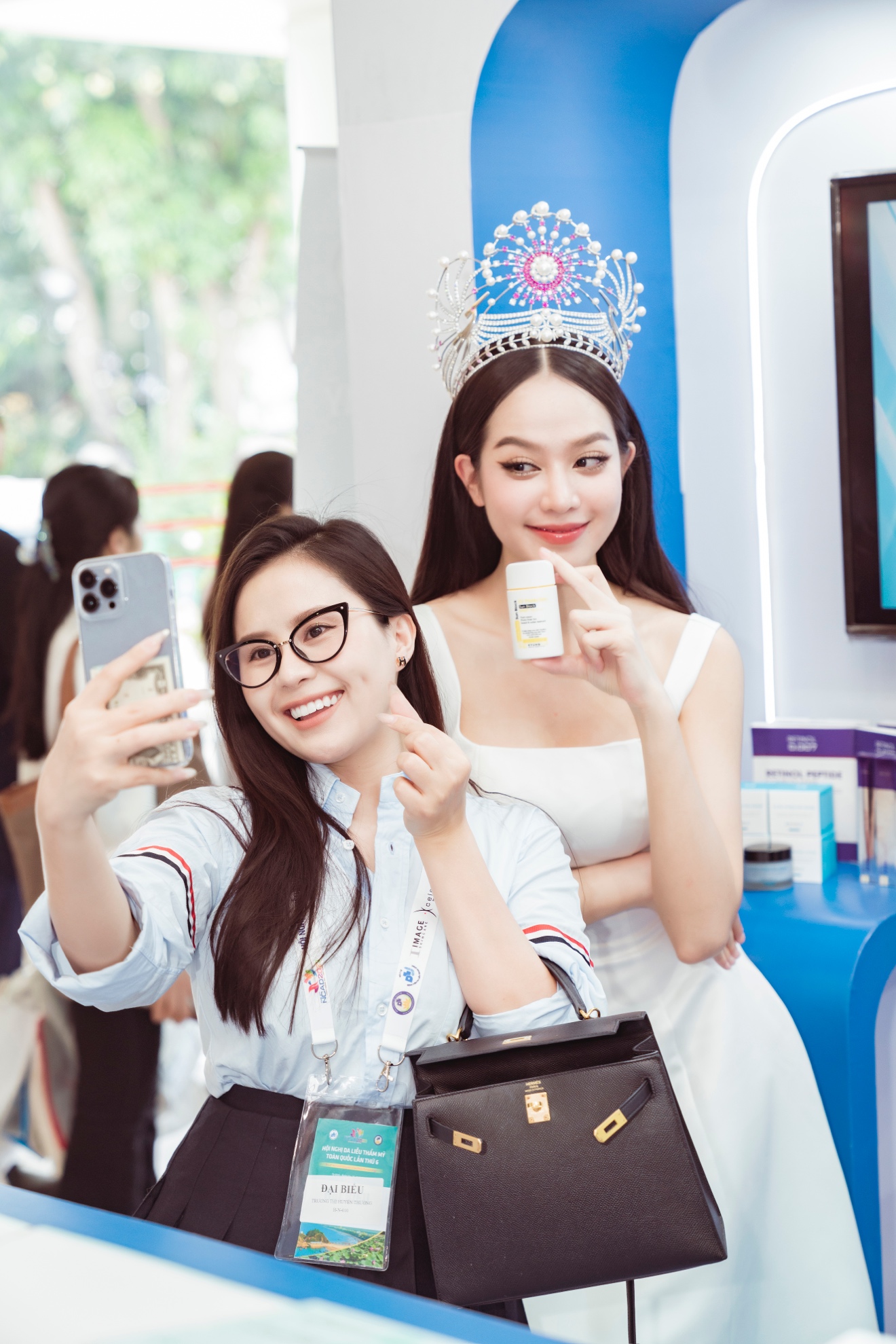 Top 3 Hoa hậu Việt Nam 2022 rạng rỡ tại gian hàng trưng bày KyungLab - Ảnh 4.