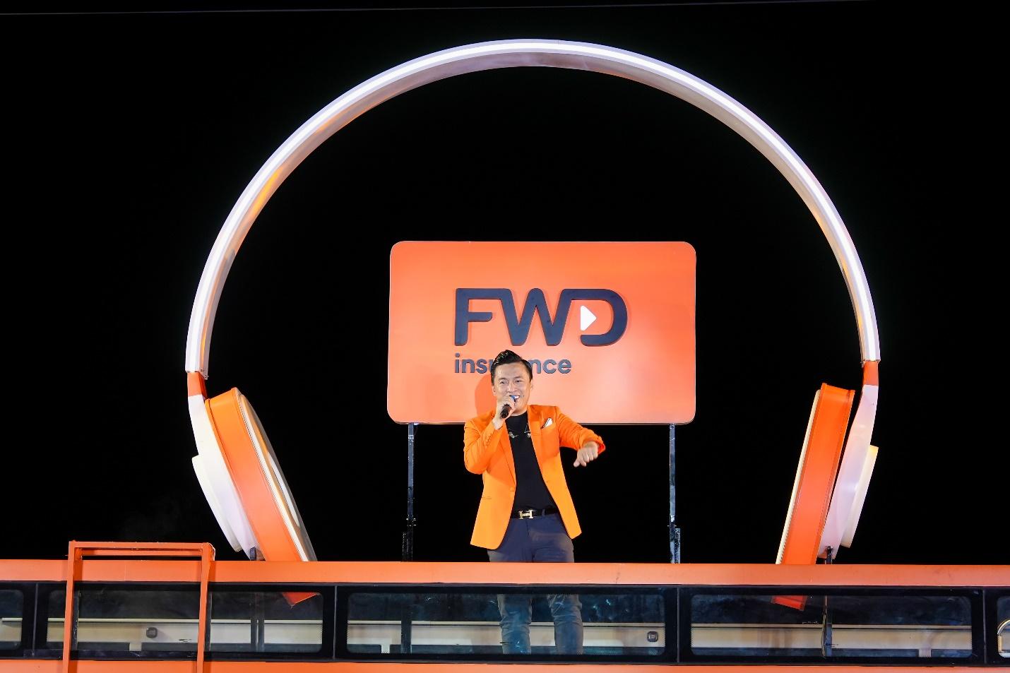 Lam Trường lần đầu trở lại Nghệ An trong chuyến xe 'Tiến bước sống đầy'