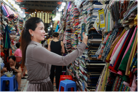 Ngân hàng đồng hành cùng tiểu thương thúc đẩy thanh toán không tiền mặt - Ảnh 2.