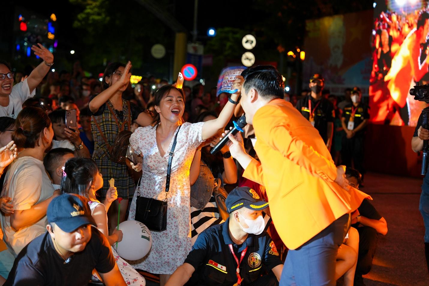 Lam Trường lần đầu trở lại Nghệ An trong chuyến xe 'Tiến bước sống đầy'