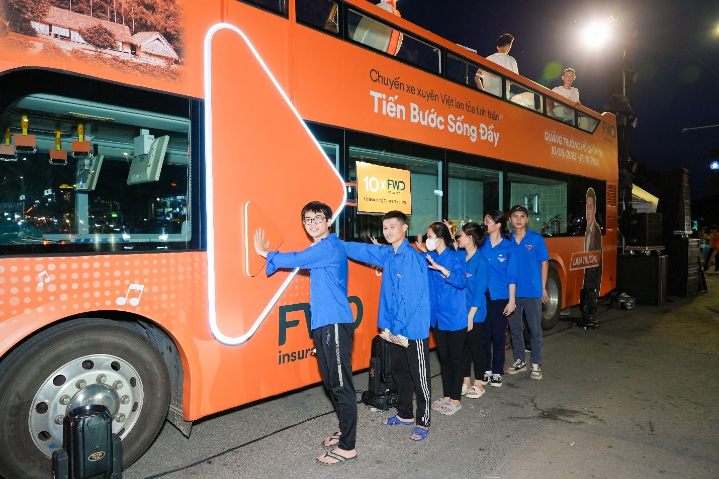 Lam Trường lần đầu trở lại Nghệ An trong chuyến xe 'Tiến bước sống đầy'