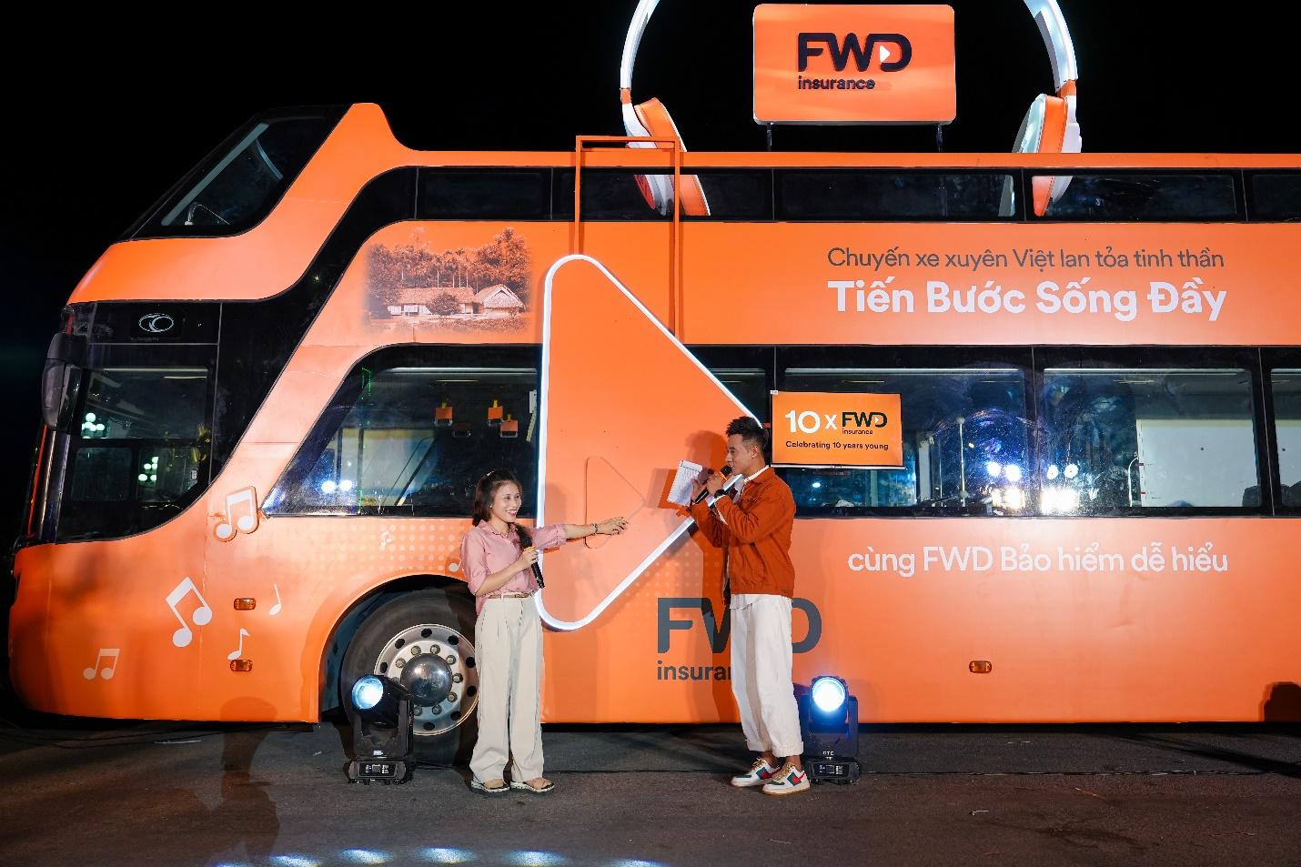 Lam Trường lần đầu trở lại Nghệ An trong chuyến xe 'Tiến bước sống đầy'