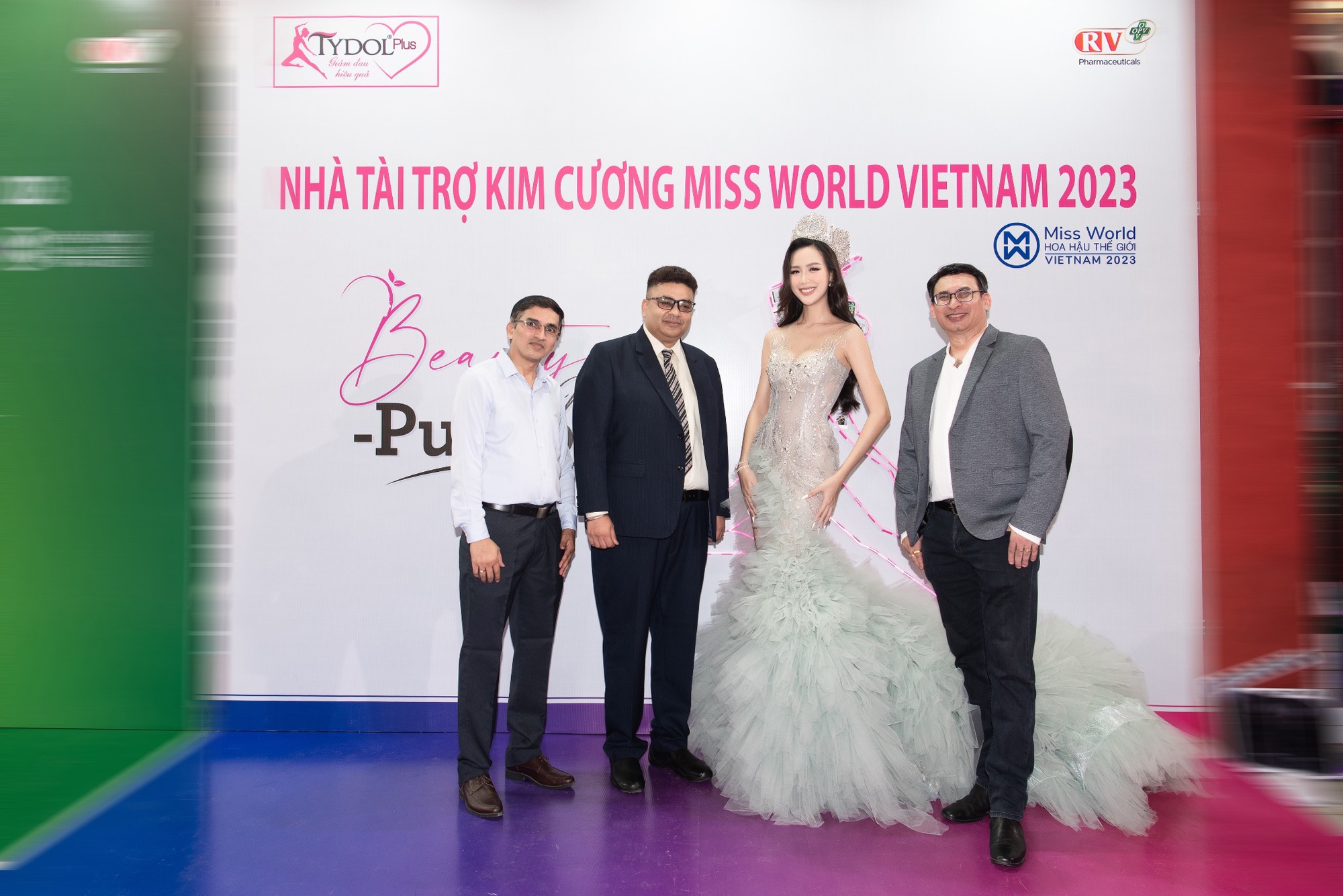 TYDOL Plus trao hoa cho top 5 Người đẹp Du lịch Miss World Vietnam 2023 - Ảnh 1.