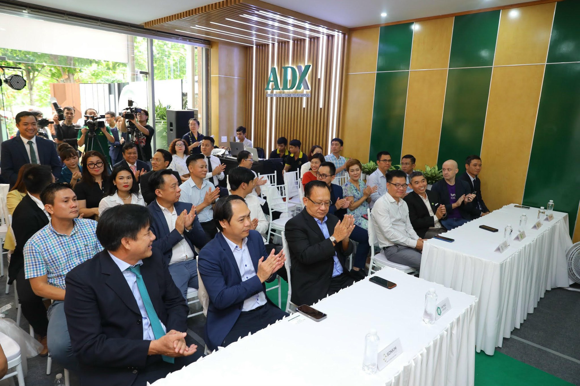 ADX Group bắt tay các doanh nghiệp thúc đẩy sử dụng vật liệu &quot;xanh&quot; - Ảnh 1.