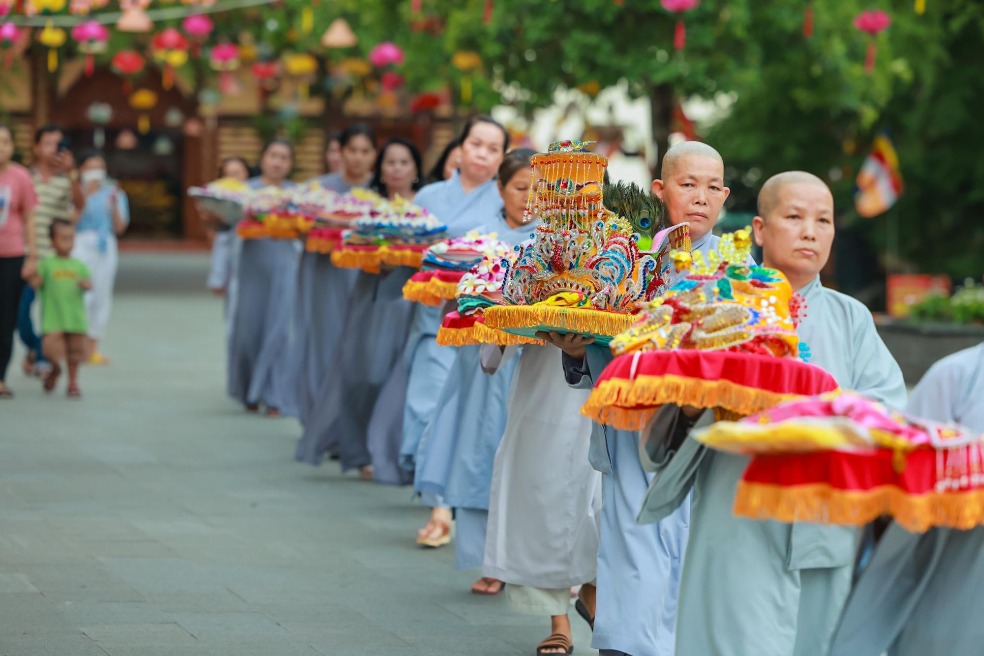 Phật tử và du khách tấp nập đến Tây Ninh tham dự Lễ vía Bà Linh Sơn Thánh Mẫu - Ảnh 6.