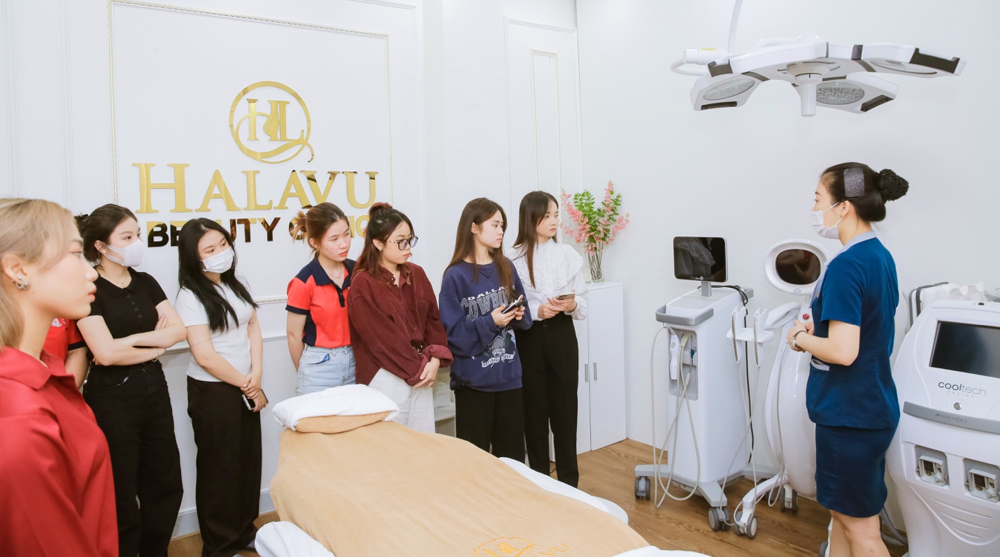 Sinh viên Cao đẳng Văn Lang Sài Gòn cùng giảng viên Bảo Châu tham quan Halavu Clinic - Ảnh 2.