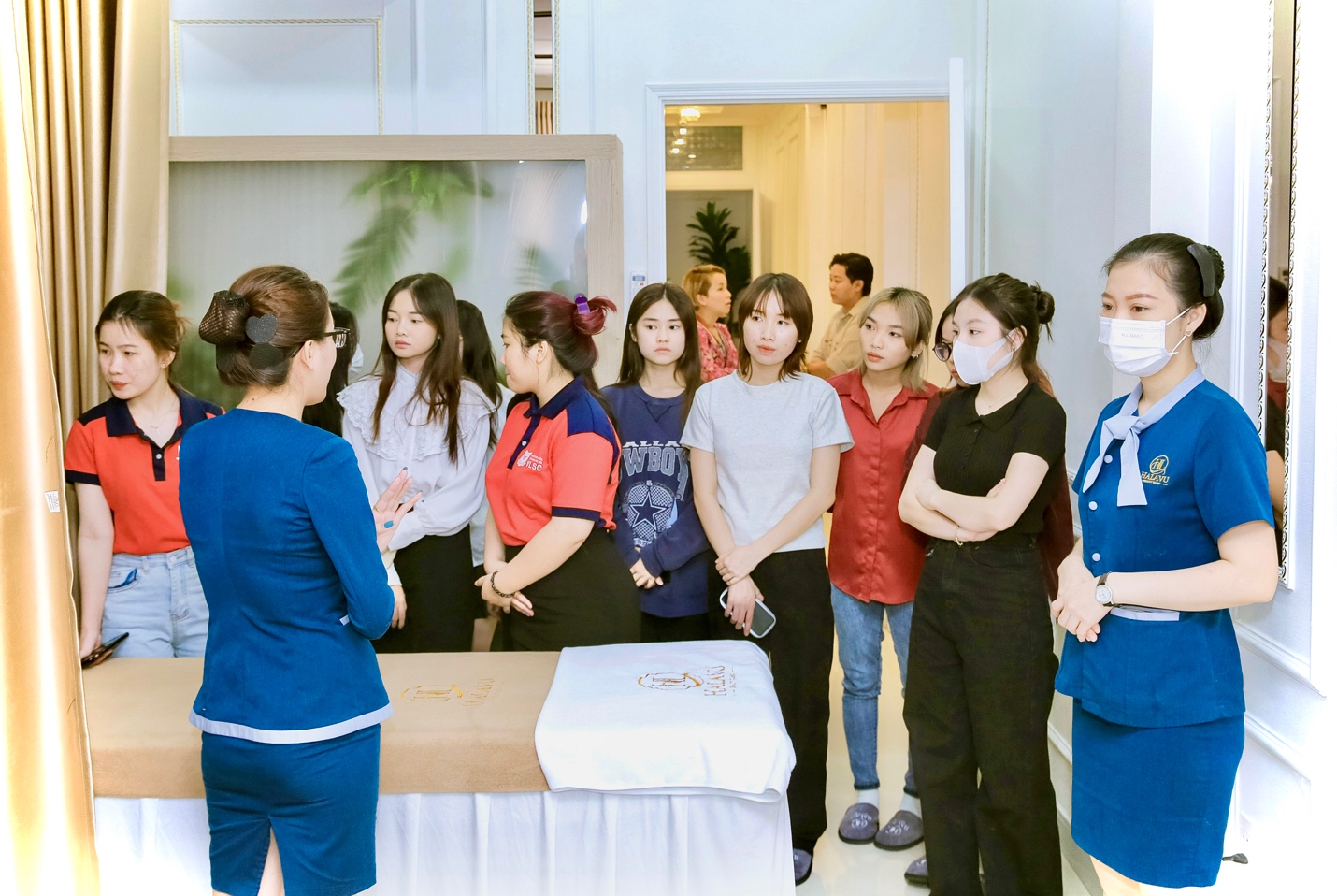 Sinh viên Cao đẳng Văn Lang Sài Gòn cùng giảng viên Bảo Châu tham quan Halavu Clinic - Ảnh 5.