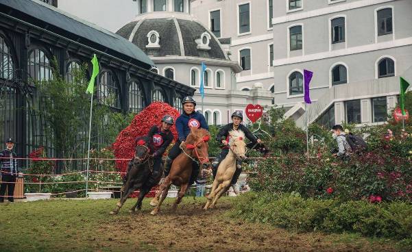 Du khách đội mưa xem đua ngựa ở Sun World Fansipan Legend - Ảnh 5.