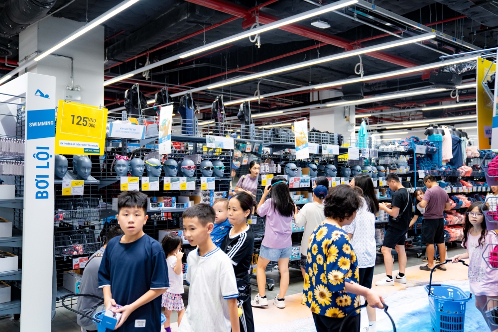Săn sale 50%++ “hàng hiệu giá hời”, hàng ngàn gia đình kéo tới các trung tâm thương mại trong Lễ hội mua sắm Đỏ - Ảnh 6.