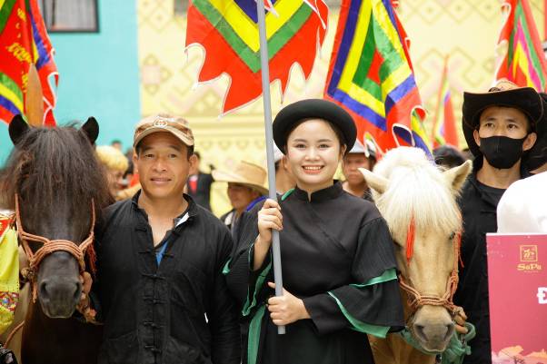 Du khách đội mưa xem đua ngựa ở Sun World Fansipan Legend - Ảnh 7.