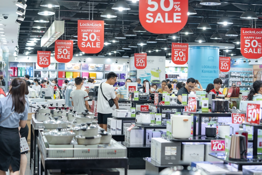 Săn sale 50%++ “hàng hiệu giá hời”, hàng ngàn gia đình kéo tới các trung tâm thương mại trong Lễ hội mua sắm Đỏ - Ảnh 8.
