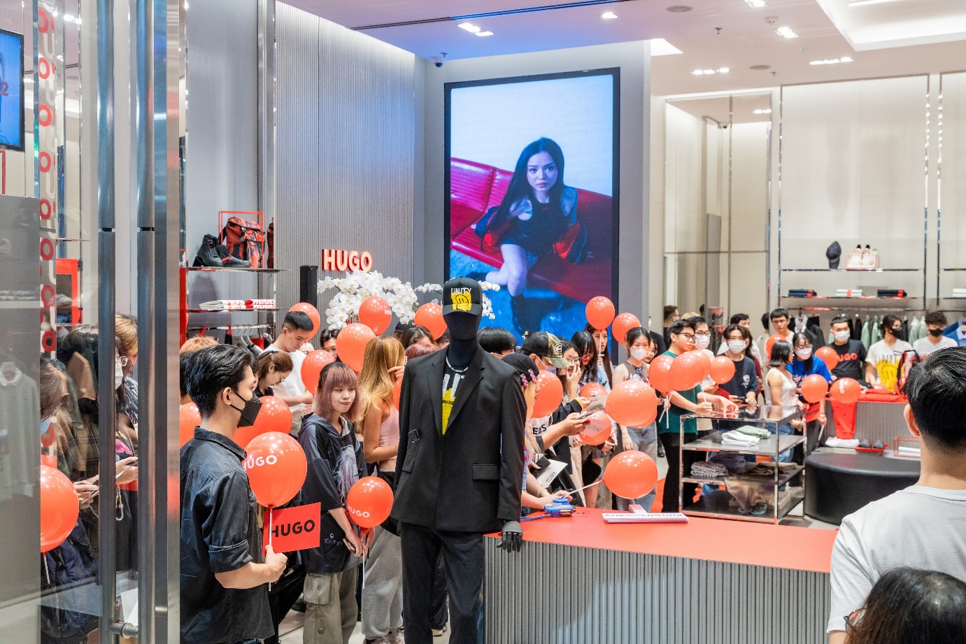 Wean Lê khuấy đảo HUGO Thiso, cùng 200 fan tham dự sự kiện ra mắt cửa hàng thứ 4 của nhà mốt - Ảnh 4.