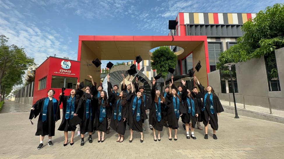 Học sinh lớp 12 trường song ngữ quốc tế EMASI ở TP.HCM đoạt học bổng khủng, trúng tuyển đại học top đầu thế giới - Ảnh 1.