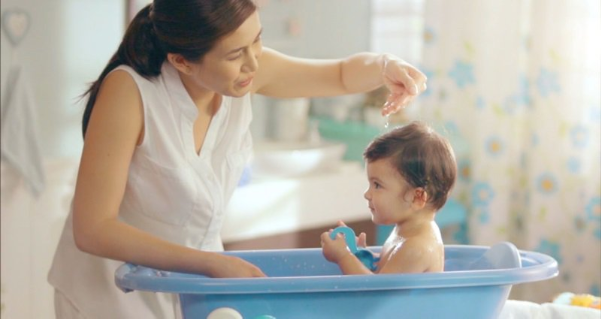 Cẩm nang tắm cho bé đúng cách bảo vệ khỏi vi khuẩn ngày hè - Ảnh 1.