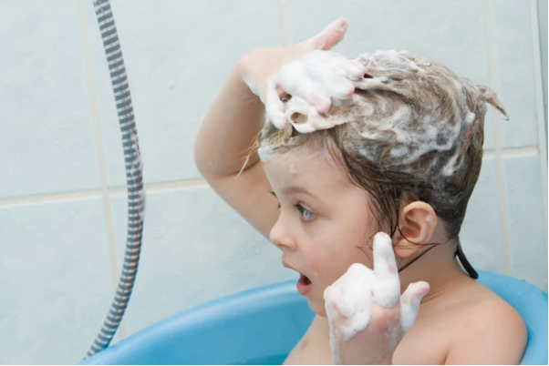 Cẩm nang tắm cho bé đúng cách bảo vệ khỏi vi khuẩn ngày hè - Ảnh 4.