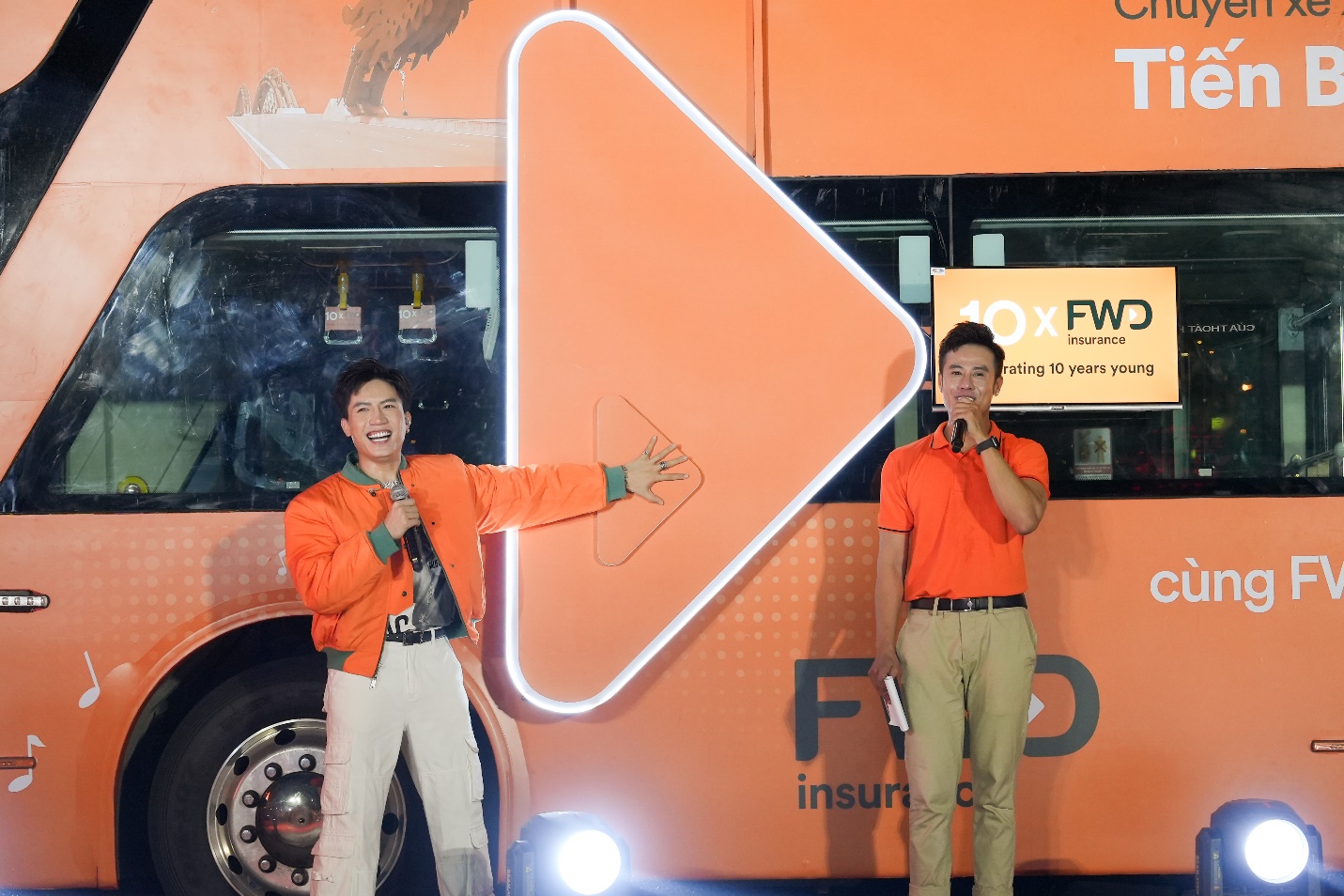 Không chỉ có pháo hoa, Đà Nẵng những ngày này còn rực rỡ bội phần bởi sắc cam của chuyến xe “Tiến bước sống đầy” - Ảnh 4.