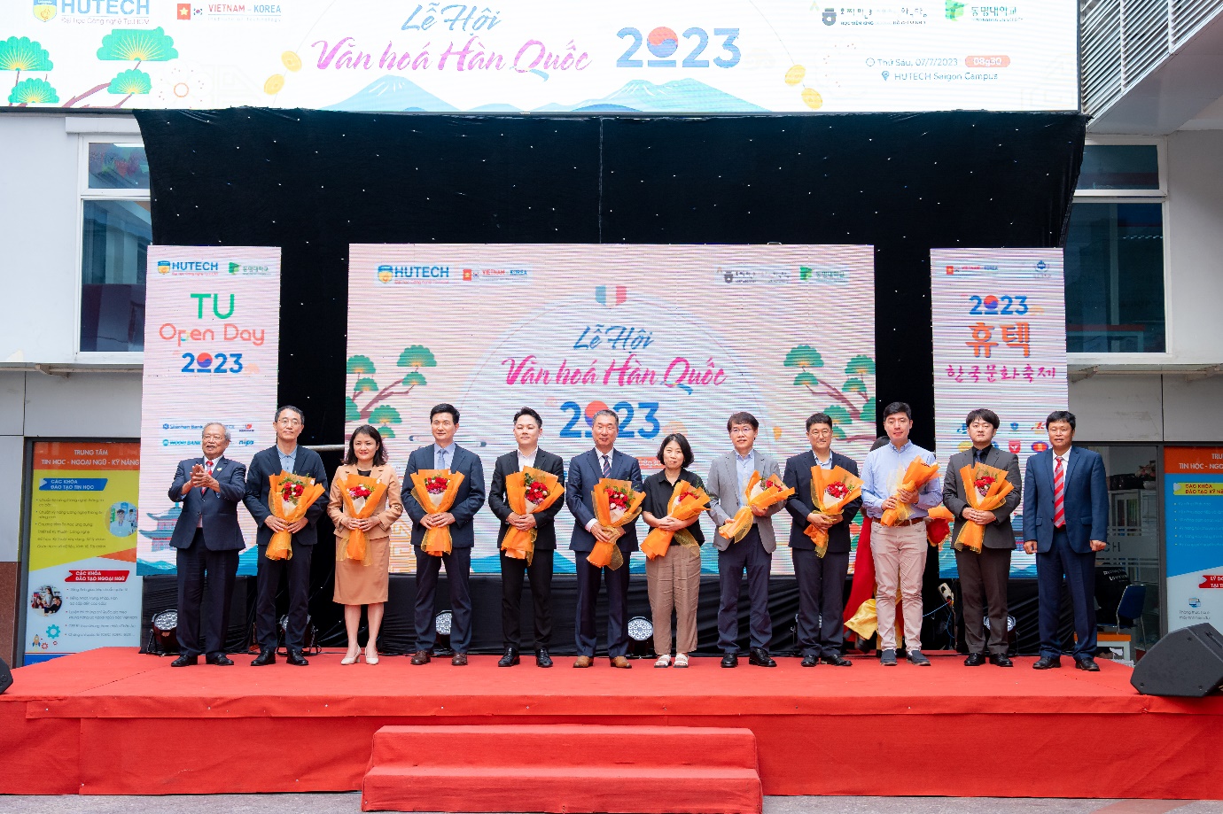 Giới trẻ thành phố rủ nhau “phá đảo” xứ sở kim chi trong Lễ hội Văn hóa Hàn Quốc 2023 tại HUTECH - Ảnh 1.