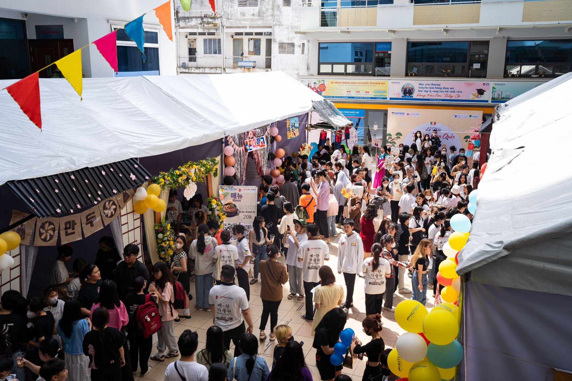 Giới trẻ thành phố rủ nhau “phá đảo” xứ sở kim chi trong Lễ hội Văn hóa Hàn Quốc 2023 tại HUTECH - Ảnh 2.