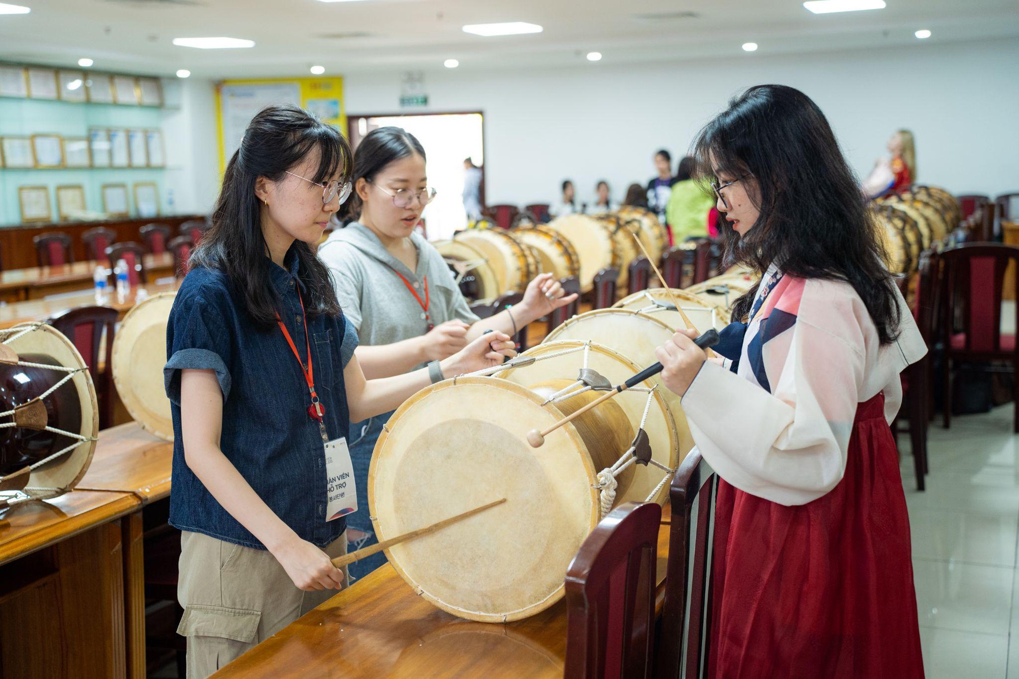 Giới trẻ thành phố rủ nhau “phá đảo” xứ sở kim chi trong Lễ hội Văn hóa Hàn Quốc 2023 tại HUTECH - Ảnh 3.