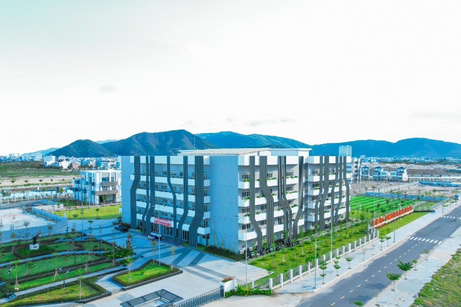 Campus đẹp miễn chê, ĐH FPT AI Quy Nhơn khiến hội 2k5 chỉ muốn nhảy vào học luôn - Ảnh 1.