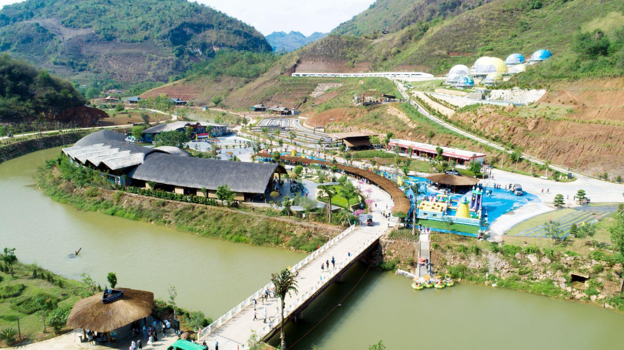 Khám phá Mộc Châu Island - Điểm du lịch trong màn cầu hôn được chú ý tuần qua - Ảnh 2.