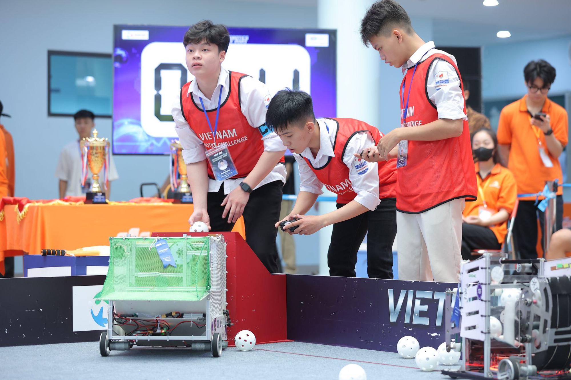 THPT Đoàn Thị Điểm và THPT Hai Bà Trưng - Thạch Thất nâng cúp vô địch Vietnam Robotics Challenge 2023 - Ảnh 2.
