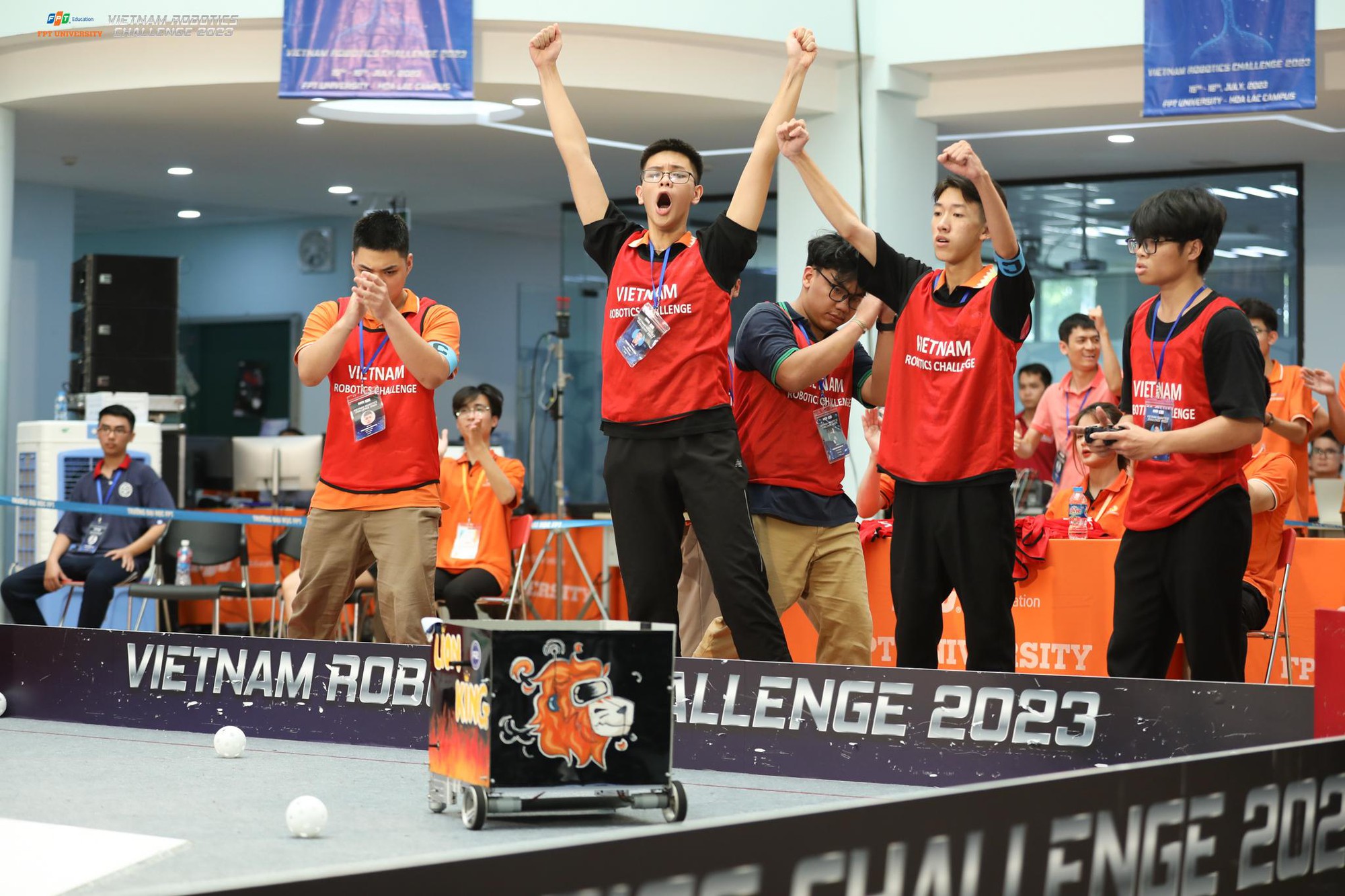 THPT Đoàn Thị Điểm và THPT Hai Bà Trưng - Thạch Thất nâng cúp vô địch Vietnam Robotics Challenge 2023 - Ảnh 7.