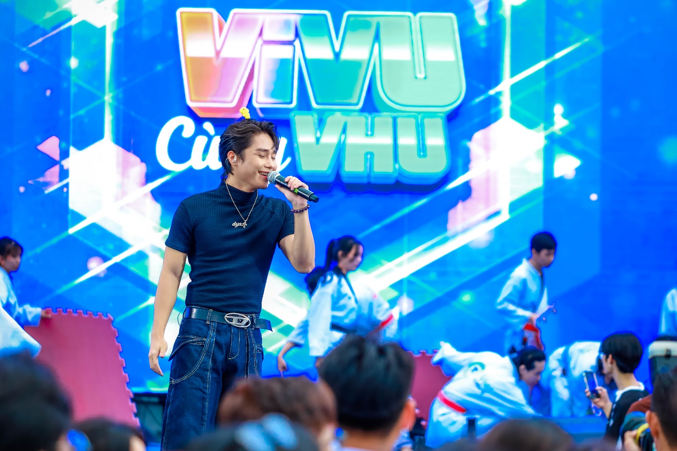 Hơn 2.000 sinh viên cháy hết mình cùng dàn ca sĩ đình đám tại Vi vu cùng VHU - Ảnh 1.