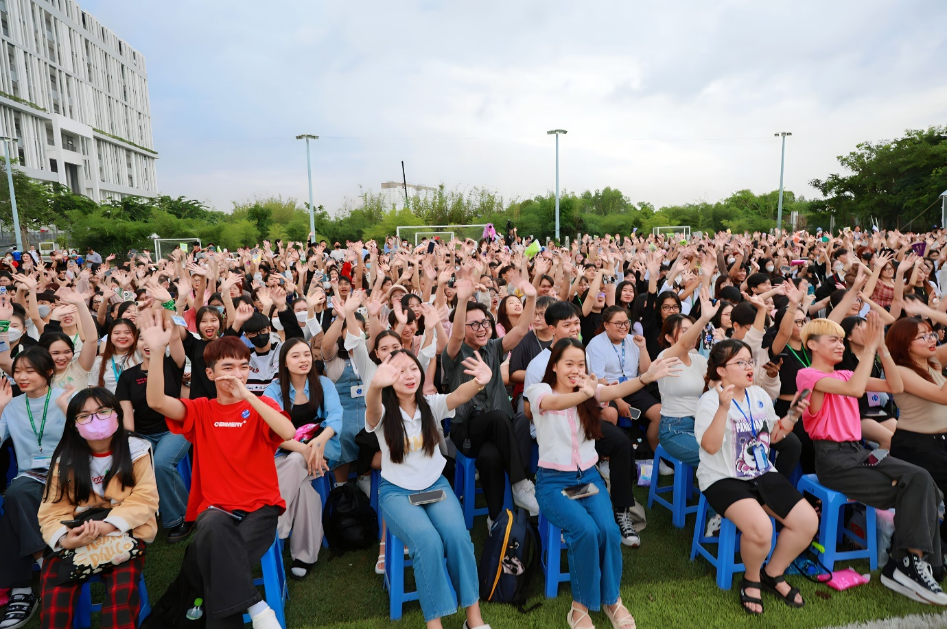 Hơn 2.000 sinh viên cháy hết mình cùng dàn ca sĩ đình đám tại Vi vu cùng VHU - Ảnh 2.