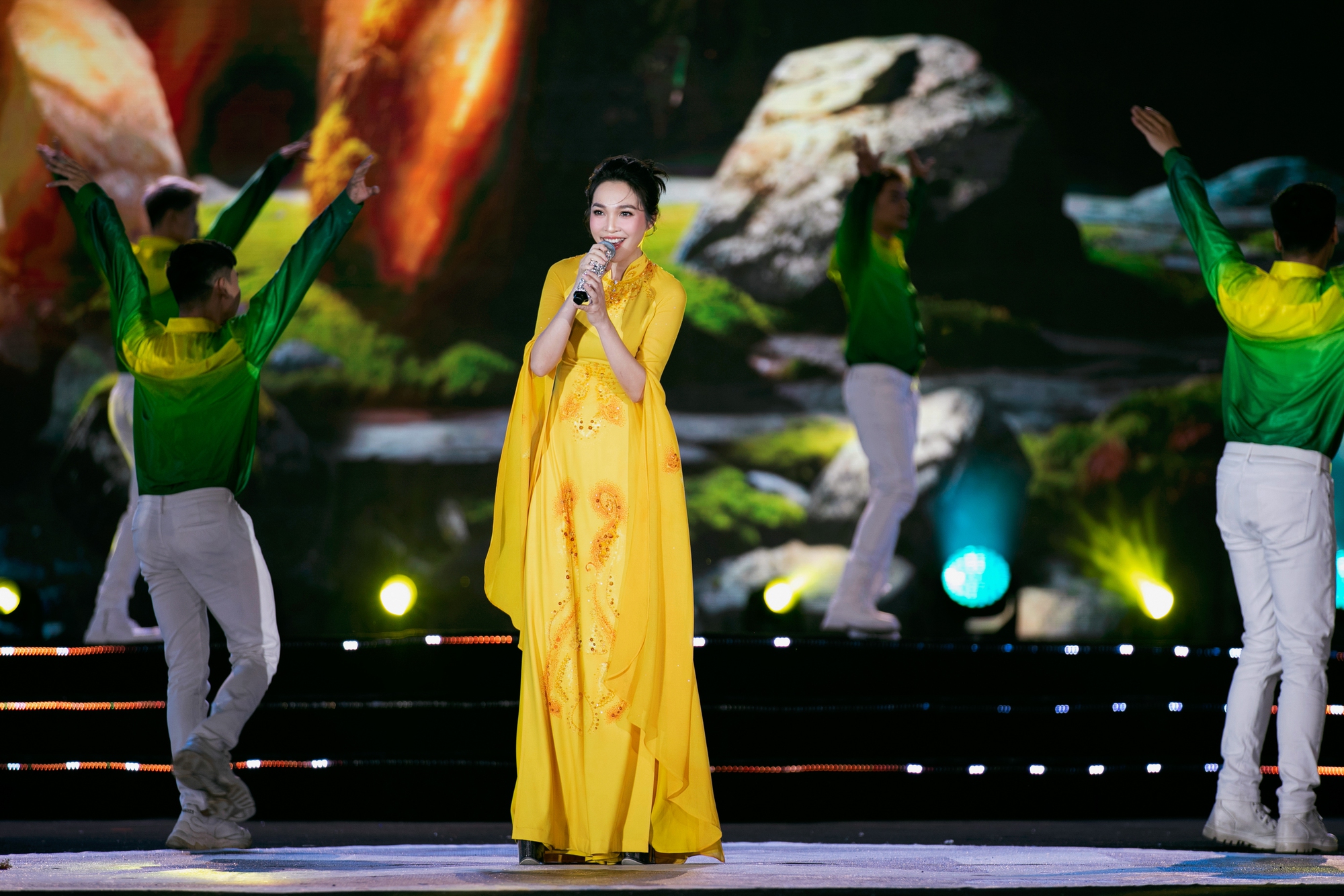 Mãn nhãn với Chung kết Miss World Vietnam 2023: Lona khuấy động với bản hit đình đám, Đông Nhi đem tới ca khúc đầy cảm xúc - Ảnh 11.