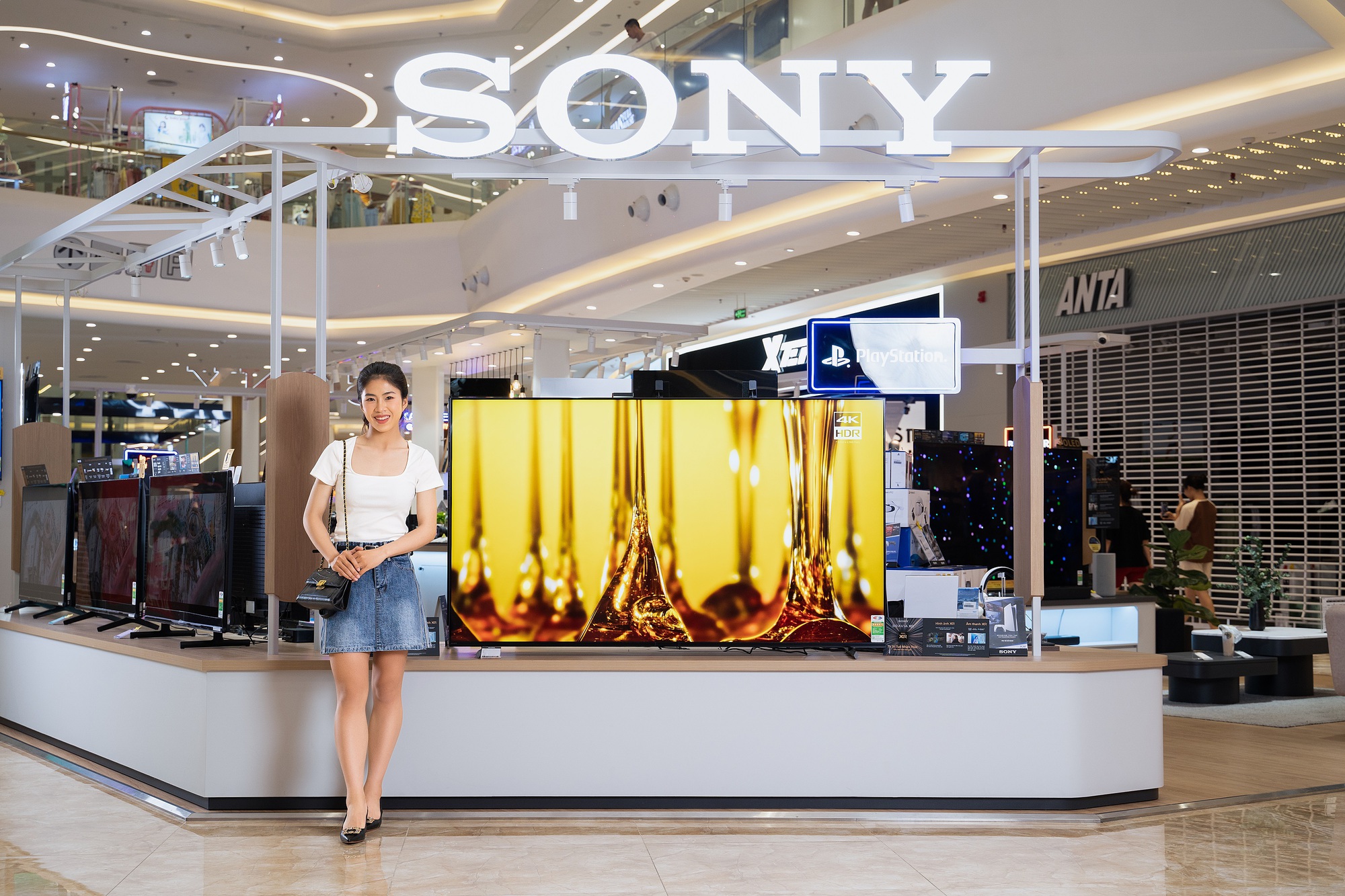 Bắt gặp &quot;cơn lốc đường biên&quot; Thanh Nhã ở Sony Center Vincom - Ảnh 2.