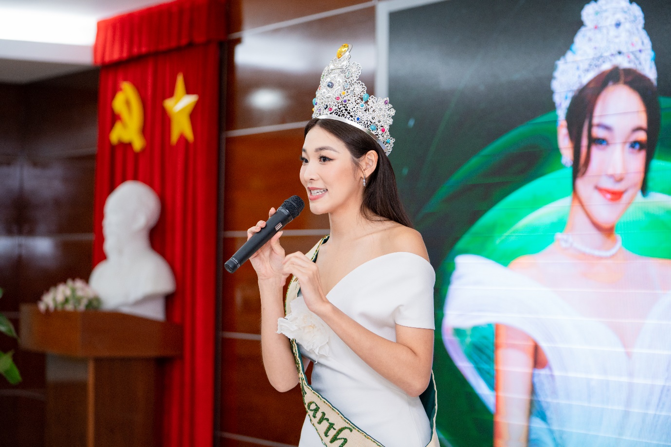 Gặp gỡ Hoa hậu Trái đất Mina Sue Choi, sinh viên HUTECH tự tin khẳng định bản thân - Ảnh 2.
