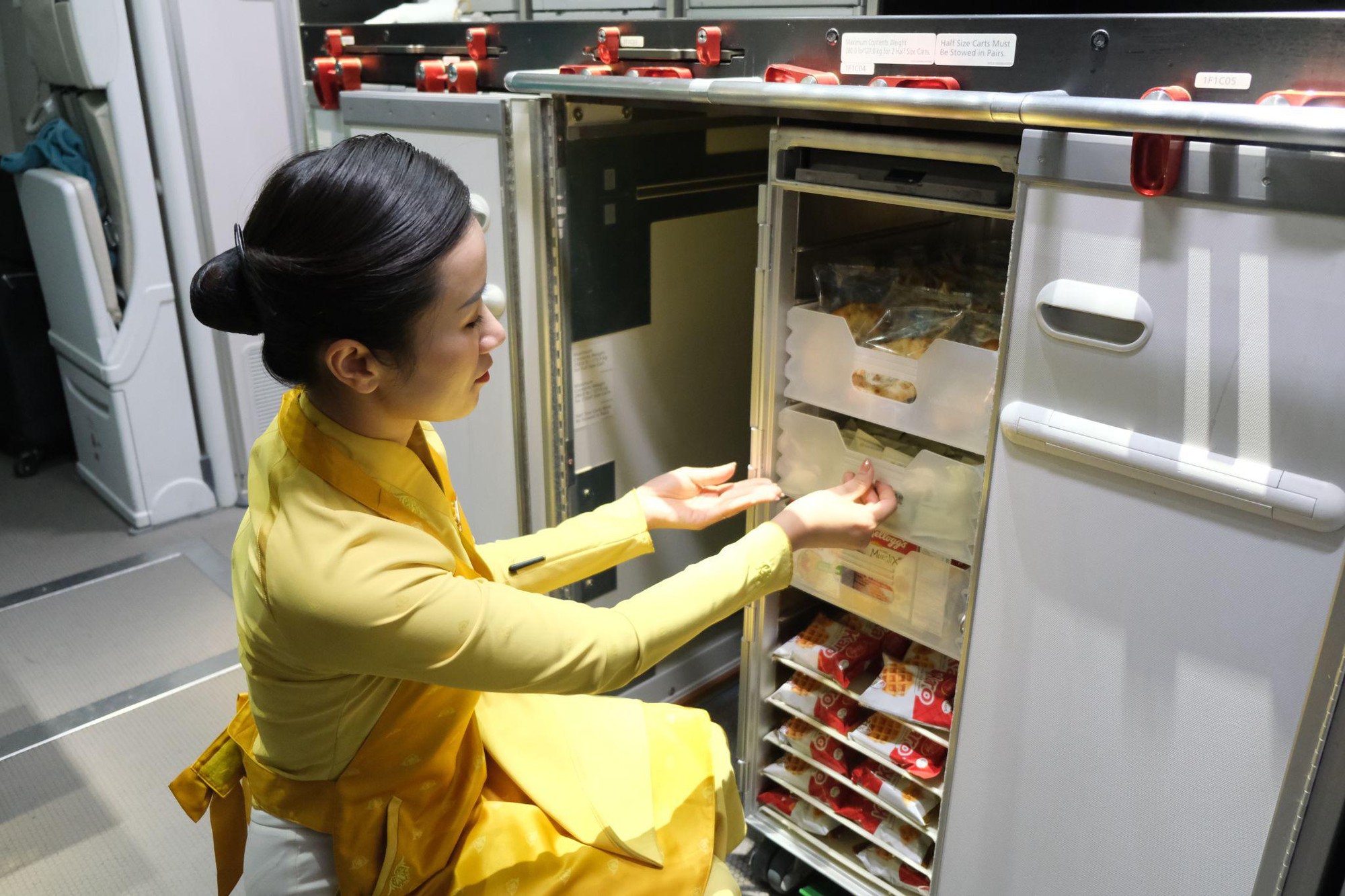 Vietnam Airlines quyên góp hàng chục nghìn suất ăn khô tới tổ chức từ thiện - Ảnh 2.
