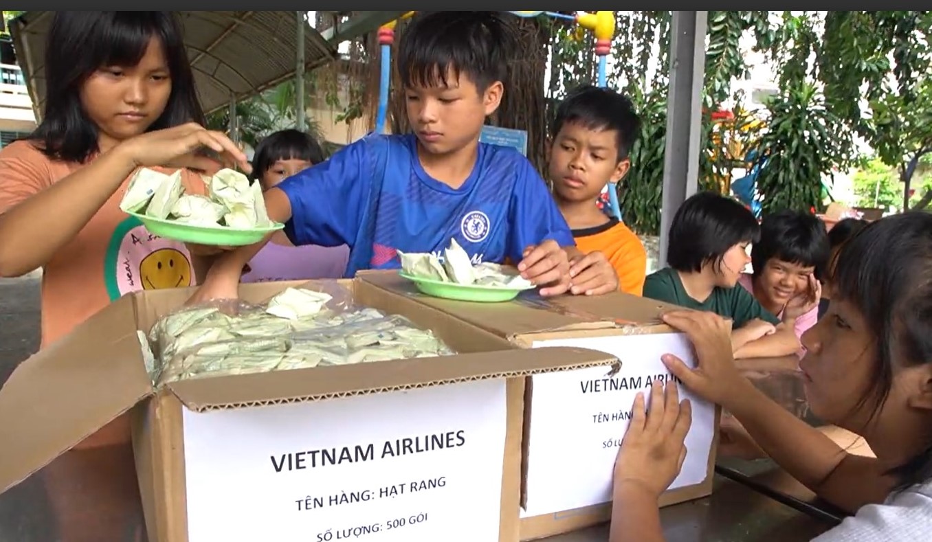 Vietnam Airlines quyên góp hàng chục nghìn suất ăn khô tới tổ chức từ thiện - Ảnh 11.