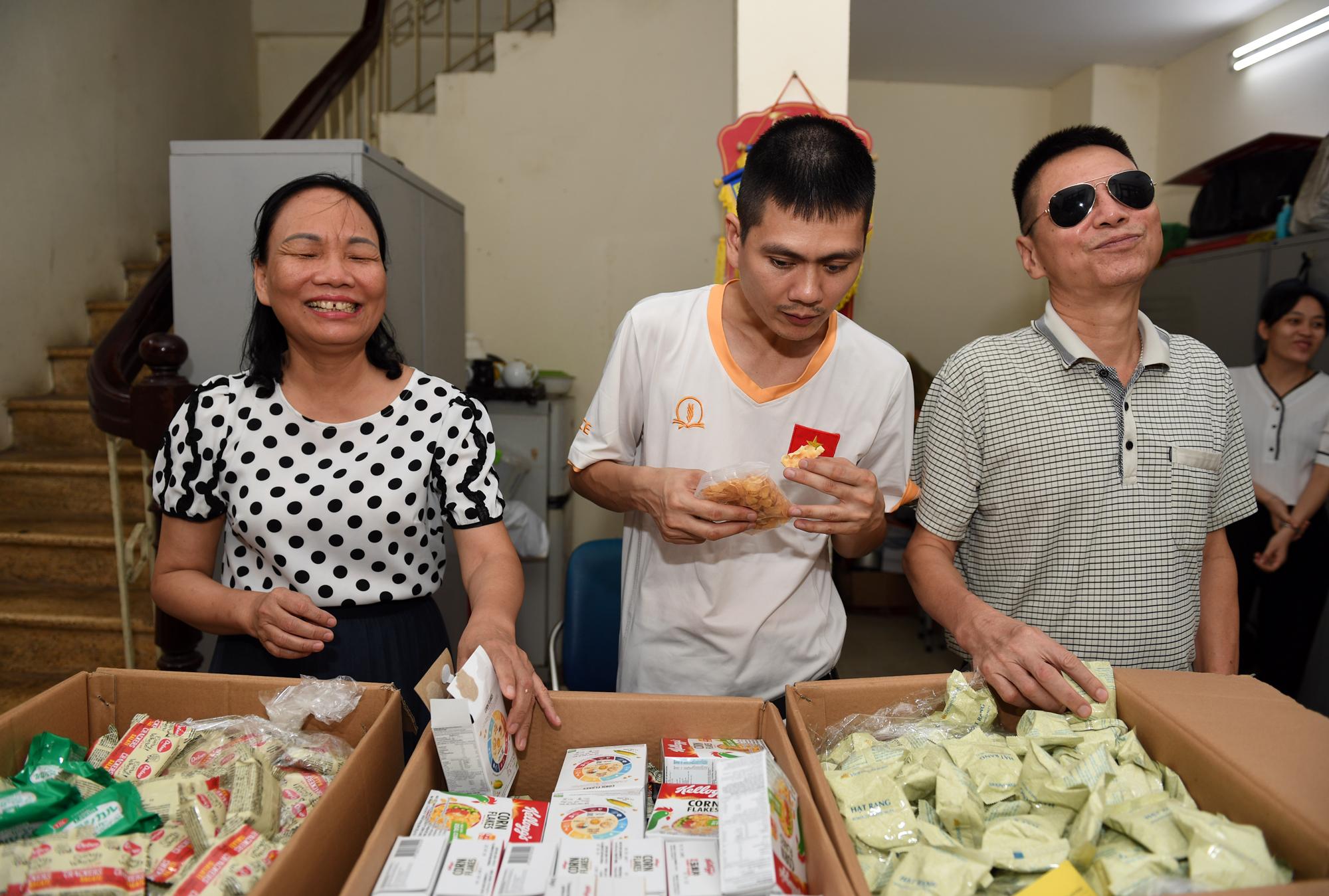 Vietnam Airlines quyên góp hàng chục nghìn suất ăn khô tới tổ chức từ thiện - Ảnh 12.