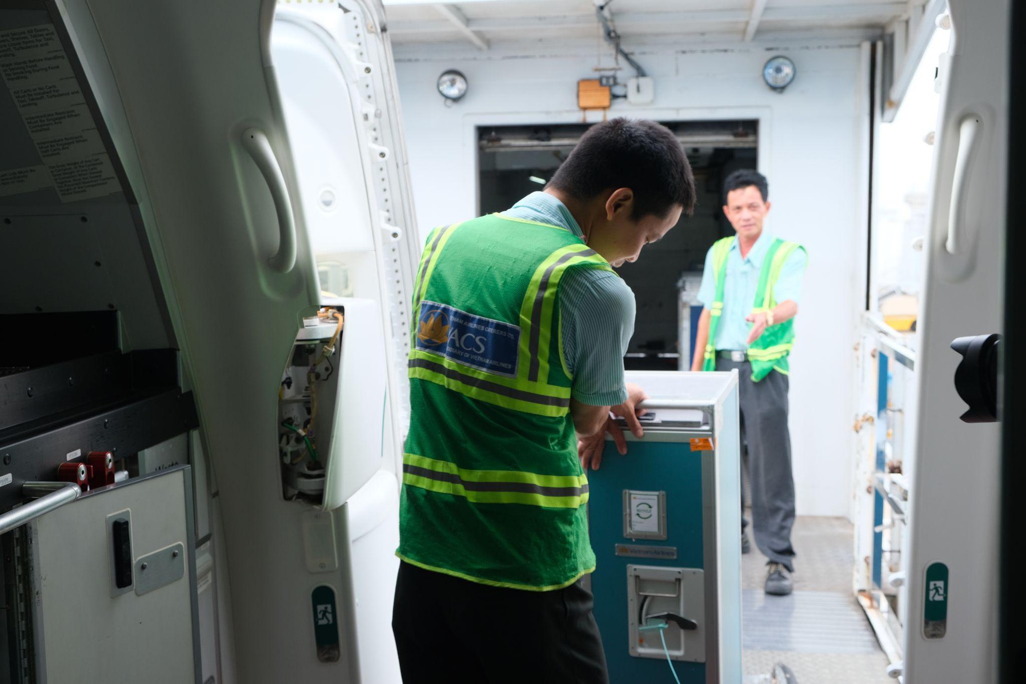 Vietnam Airlines quyên góp hàng chục nghìn suất ăn khô tới tổ chức từ thiện - Ảnh 5.