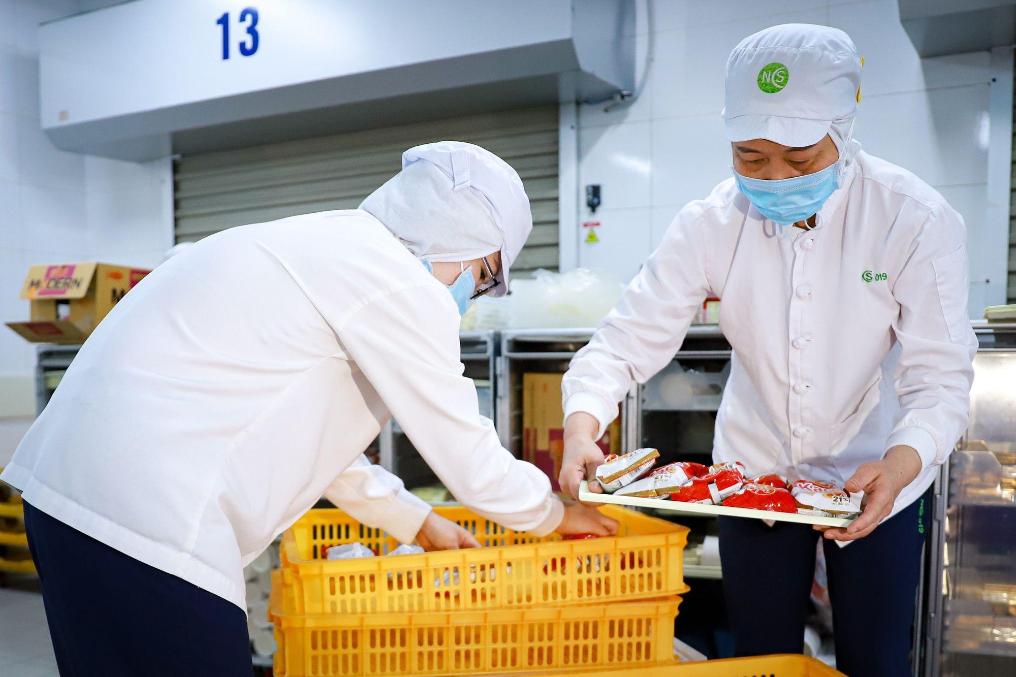 Vietnam Airlines quyên góp hàng chục nghìn suất ăn khô tới tổ chức từ thiện - Ảnh 7.