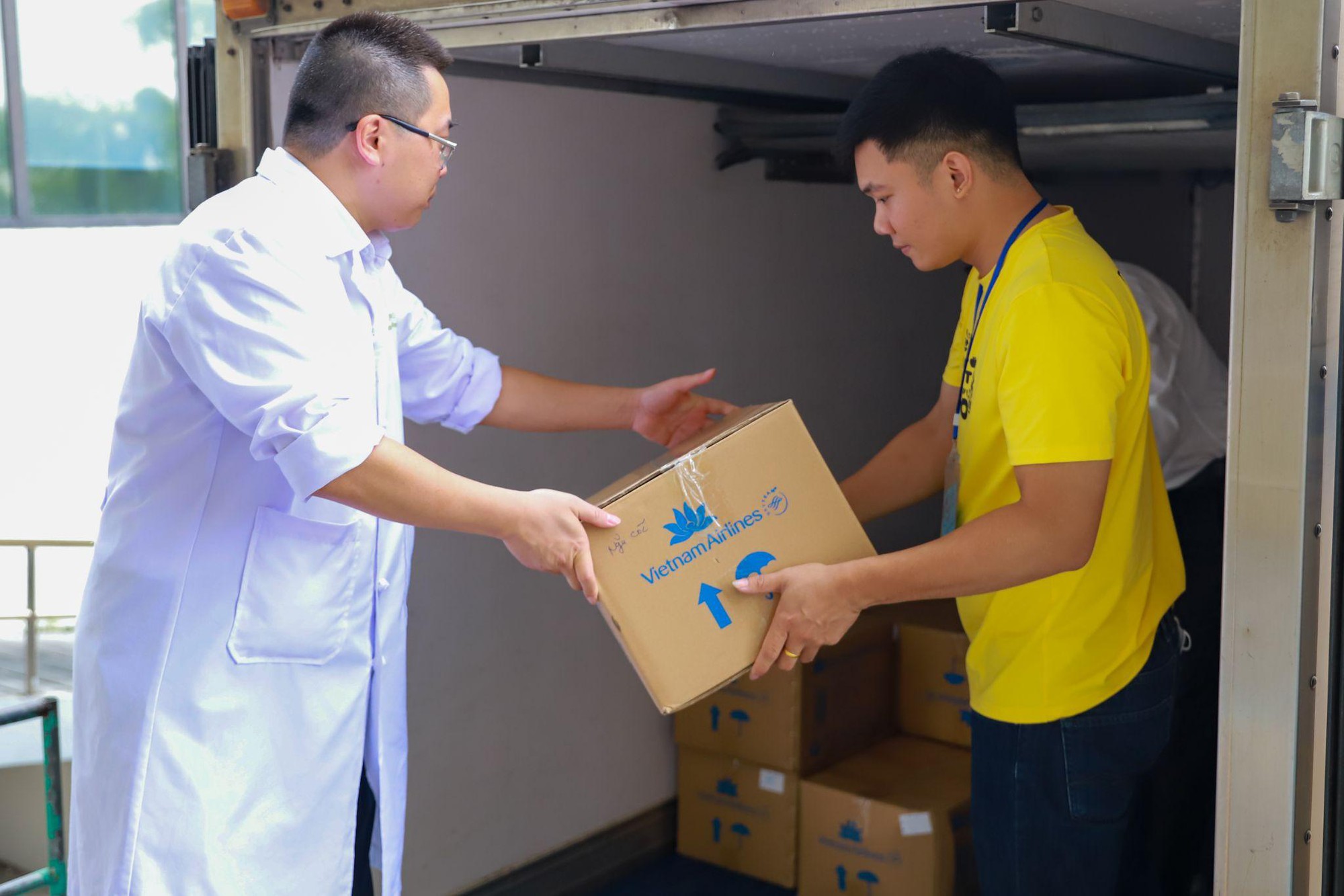 Vietnam Airlines quyên góp hàng chục nghìn suất ăn khô tới tổ chức từ thiện - Ảnh 8.