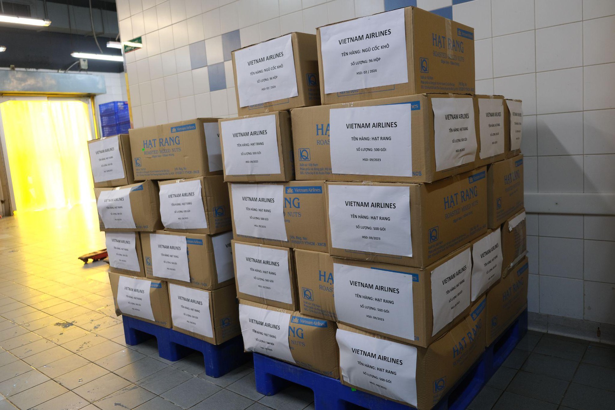 Vietnam Airlines quyên góp hàng chục nghìn suất ăn khô tới tổ chức từ thiện - Ảnh 9.