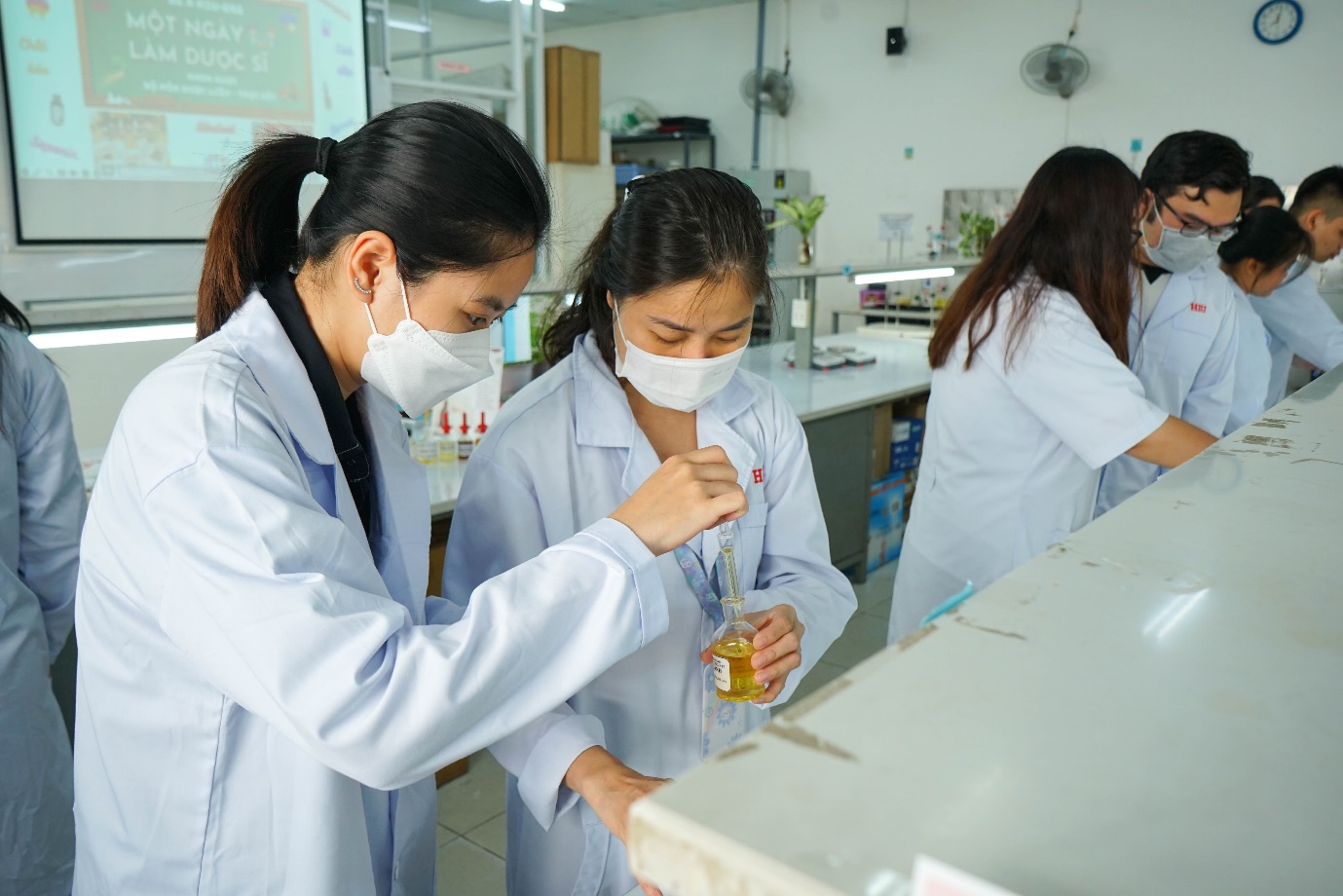 Học sinh THPT trải nghiệm một ngày làm sinh viên ĐH Quốc tế Hồng Bàng - Ảnh 2.