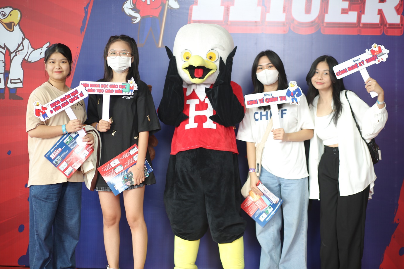 Học sinh THPT trải nghiệm một ngày làm sinh viên ĐH Quốc tế Hồng Bàng - Ảnh 4.