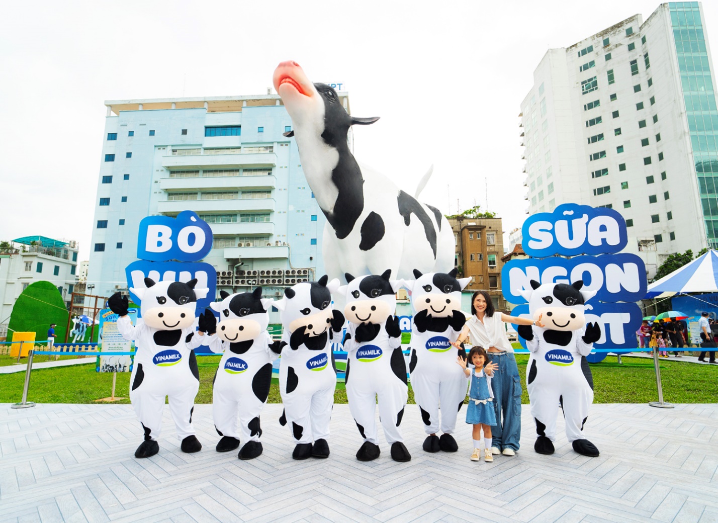 Hàng ngàn gia đình hào hứng khám phá “Resort” Bò sữa - Ảnh 2.
