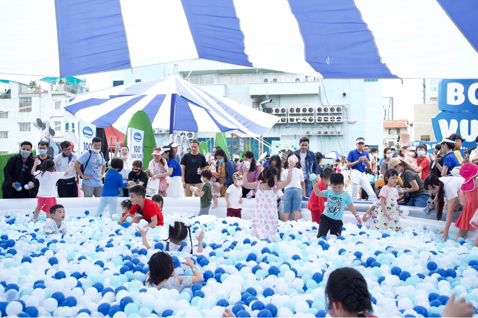 Hàng ngàn gia đình hào hứng khám phá “Resort” Bò sữa - Ảnh 3.