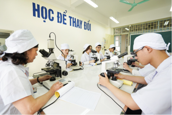Điểm chuẩn khối ngành sức khoẻ cao chót vót, cơ hội nào cho thí sinh? - Ảnh 1. Điểm chuẩn khối ngành sức khoẻ cao chót vót, cơ hội nào cho thí sinh? - Ảnh 1.