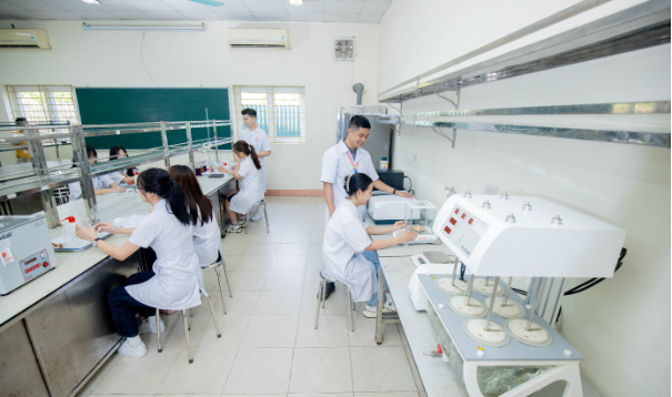 Điểm chuẩn khối ngành sức khoẻ cao chót vót, cơ hội nào cho thí sinh? - Ảnh 3. Điểm chuẩn khối ngành sức khoẻ cao chót vót, cơ hội nào cho thí sinh? - Ảnh 3.