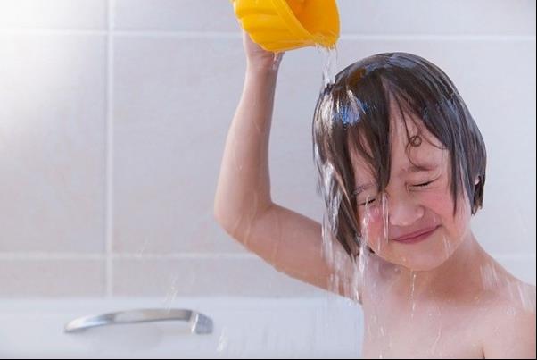 Bác sĩ Nguyễn Văn Vinh: Tắm đúng cách để chống vi khuẩn gây bệnh mùa hè cho trẻ - Ảnh 1.